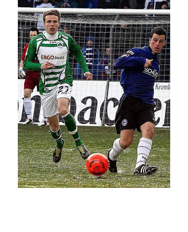 Diego Demme (r.) setzt sich im Duell mit dem Fürther Nicolai Müller durch und liefert eine ordentliche Partie ab. - © FOTO: WOLFGANG RUDOLF