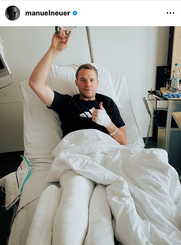 Eingegipst: Neuer meldete sich via Instagram direkt vom Krankenbett. - © Manuel Neuer/Instagram/dpa
