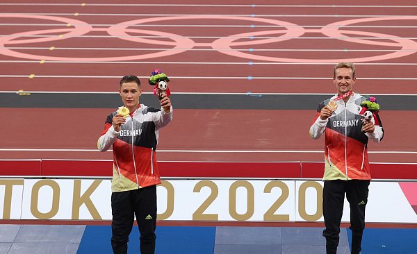 Felix Streng (l) und Johannes Floors (r) stehen wieder gemeinsam auf dem Podium. (Archivbild) - © Karl-Josef Hildenbrand/dpa