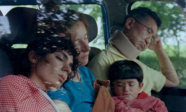 Es beginnt mit einer flüchtigen Bekanntschaft und wird zur gemeinsamen Reise: Eine Szenenaufnahme aus dem Film «Sehnsucht in Sangerhausen». - © -/Blue Monticola Film/dpa