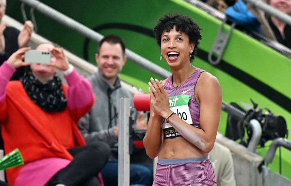 Malaika Mihambo freut sich über eine gute Leistung. - © Uli Deck/dpa
