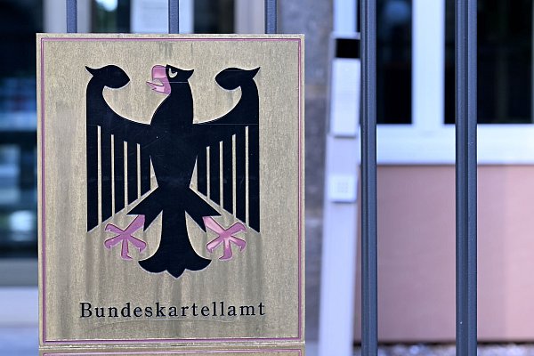 Das Bundeskartellamt hat die Preisänderungen der rund 15.000 Tankstellen in Deutschland im Blick. (Archivbild) - © Wolf von Dewitz/dpa