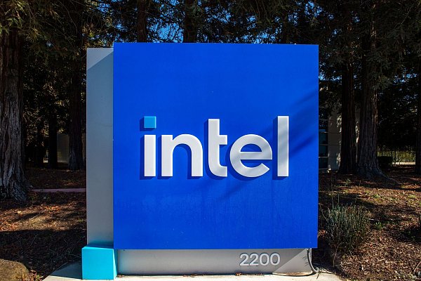 Der Chiphersteller Intel muss sparen. Die Pläne für eine Fabrik bei Magdeburg gibt er auf. (Symbolbild) - © Andrej Sokolow/dpa
