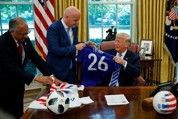 Trump war bereits Präsident, als die USA mit Mexiko und Kanada den Zuschlag für die WM 2026 bekamen. - © Evan Vucci/AP/dpa