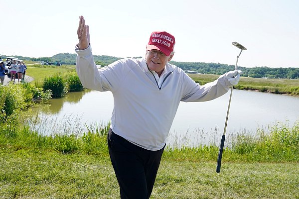 Donald Trump spielt gerne Golf. Er könnte im Streit der Golftouren vermitteln. - © Alex Brandon/AP/dpa