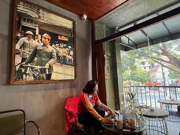 Die Vietnamesen lieben ihr Cong Caphe - aber auch viele Touristen kommen. - © Carola Frentzen/dpa