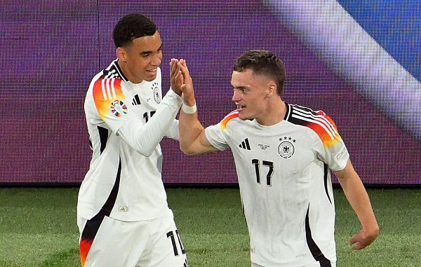 Zauberten im Eröffnungsspiel: Musiala (l) und Wirtz. - © Peter Kneffel/dpa