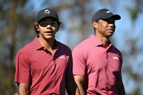 Charlie Woods (l) und sein Vater Tiger Woods beim Turnier in Orlando. - © Phelan M. Ebenhack/FR121174/AP/dpa