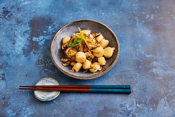 Jakobsmuscheln und Shiitake-Pilze vereinen sich zu einem feinen und aromatischen Gericht. - © David Loftus/MSC/dpa-tmn