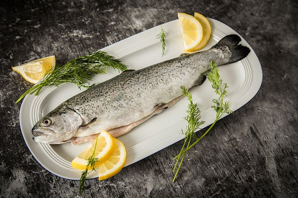 Wer nachhaltig genießen möchte, findet auf der aktualisierten „Guter Fisch“-Liste Empfehlungen für umweltschonend gefangene Fisch- und Muschelarten. - © Christin Klose/dpa-tmn