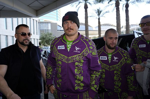 Schwergewichtssuperstar Oleksandr Usyk kommt im Hilton Hotel in Riad an - © Nick Potts/PA Wire/dpa