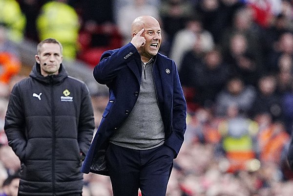 Nach der vierten Niederlage in Serie steckt Trainer Arne Slot mit dem FC Liverpool in der Krise. - © Peter Byrne/PA Wire/dpa