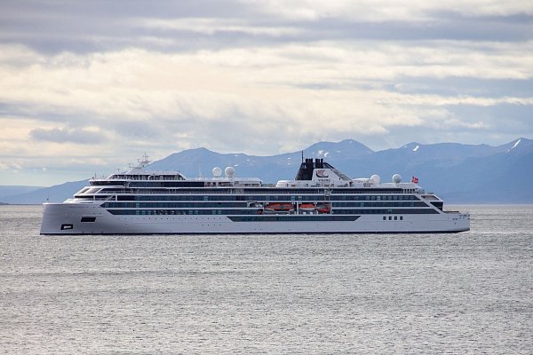 Riesige Kreuzfahrtschiffe transportieren Touristen in die Antarktis, etwa von Südamerika aus. (Archivbild) - © Cristian Urrutia/telam/dpa