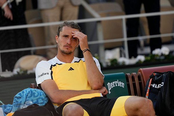 Gegen Carlos Alcaraz fehlte Alexander Zverev im Endspiel der French Open ein Satz zum Titel. - © Thibault Camus/AP/dpa