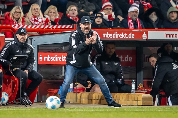 Für Baumgart war es das zweite Pflichtspiel als Union-Trainer. - © Andreas Gora/dpa