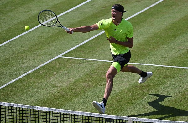 Alexander Zverev musste sich gegen Brandon Nakashima insbesondere im ersten Satz strecken. - © Marijan Murat/dpa