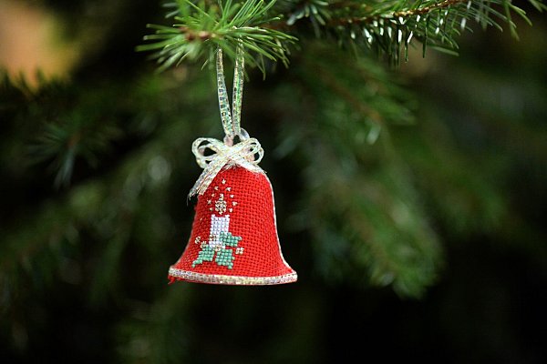 Second-Hand-Fundstücke oder Tauschaktionen mit Freundinnen und Freunden sind umweltfreundliche Alternativen zum Neukauf. - © Arno Burgi/dpa-Zentralbild/dpa-tmn