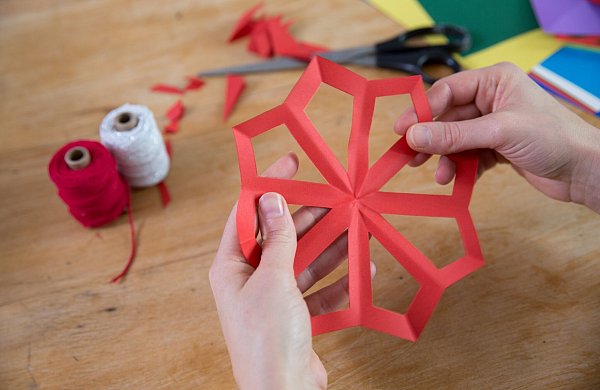 Alte Buchseiten, Notenblätter oder Magazinpapier eignen sich besonders gut für kreativen DIY-Baumschmuck. - © Florian Schuh/dpa-tmn