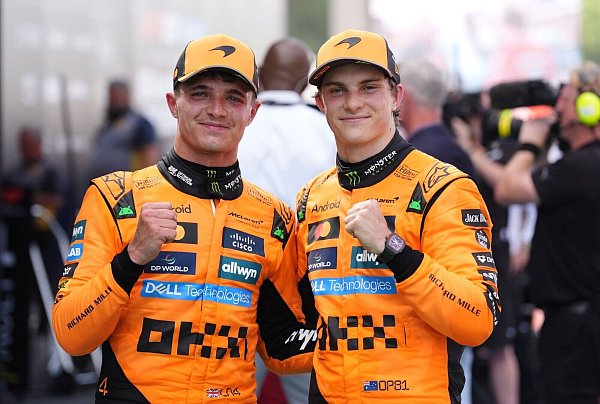 Oscar Piastri (rechts) und Lando Norris führen weiter in der Gesamtwertung. - © Bradley Collyer/PA Wire/dpa