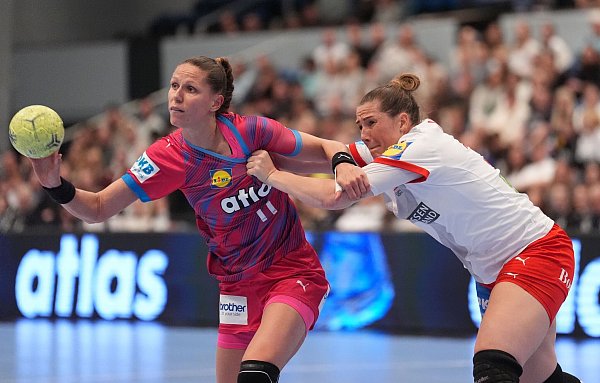 Xenia Smits (l) und die Dänin Rikke Iversen kämpfen um den Ball. - © Marcus Brandt/dpa