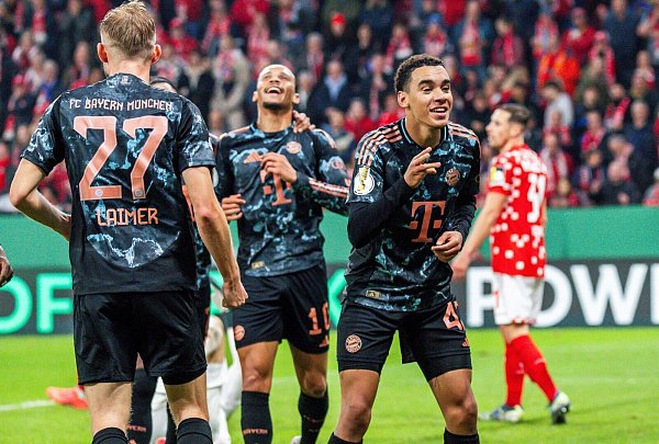 Jamal Musiala durfte beim Bayern-Sieg in Mainz dreimal jubeln. - © Torsten Silz/dpa