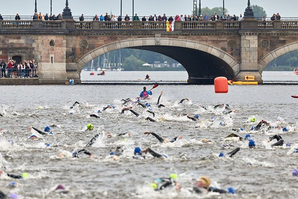 Der Ironman-Start am Hamburger Jungfernstieg. - © Georg Wendt/dpa