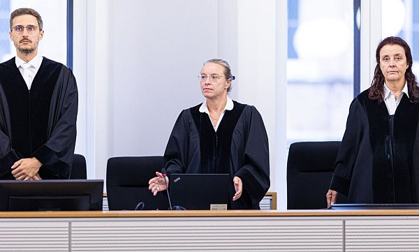 Christian B. muss sich vor dem Landgericht Braunschweig verantworten, Vorsitzende Richterin ist Uta Engemann (Mitte). - © Moritz Frankenberg/dpa-Pool/dpa