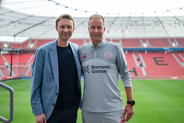 Kasper Hjulmand (r) und Simon Rolfes kennen sich schon länger. - © Marius Becker/dpa