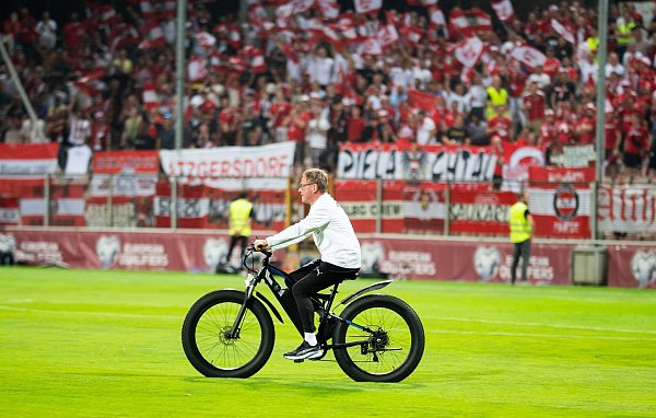 Zuletzt war Ralf Rangnick verletzungsbedingt noch mit dem E-Bike unterwegs. (Archivbild) - © Georg Hochmuth/APA/dpa