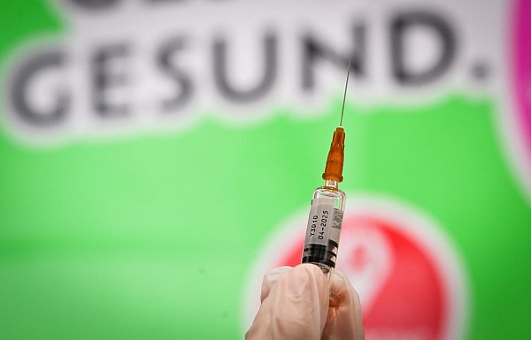 Auch einige Apotheken bieten Grippeschutzimpfungen an. (Archivbild) - © Jens Kalaene/dpa