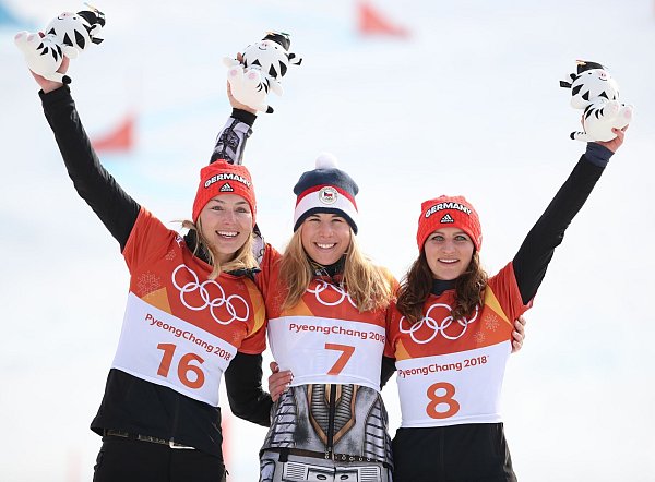In Pyeongchang holte Ester Ledecka (Mitte) Snowboard-Gold vor Selina Jörg (links) und Ramona Hofmeister (rechts). - © -/YNA/dpa