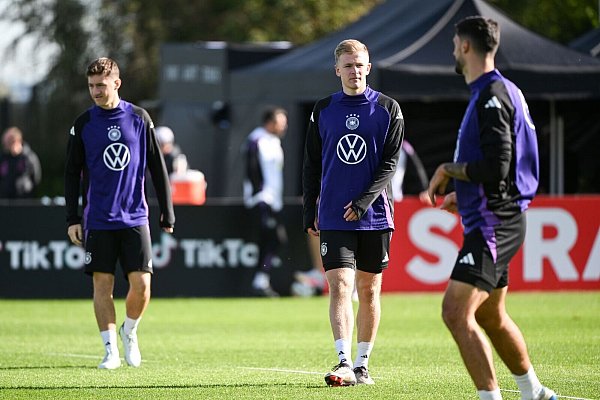Jonathan Burkardt (M) formuliert seine DFB-Ziele bescheiden. - © Armin Weigel/dpa