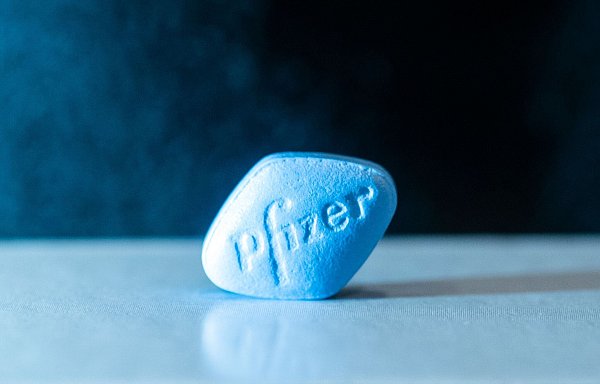 Die blaue Pille: Viagra gilt als bekanntestes Potenzmittel. 1998 kam das Medikament auf den deutschen Markt. - © Christophe Gateau/dpa/dpa-tmn