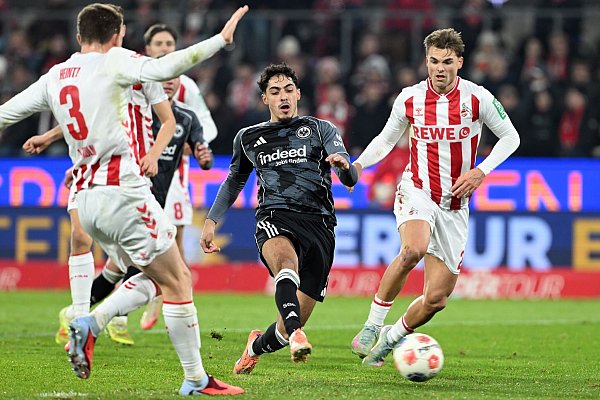 Kölns Joel Schmied kämpft gegen Frankfurts Farès Chaibi um den Ball. - © Federico Gambarini/dpa