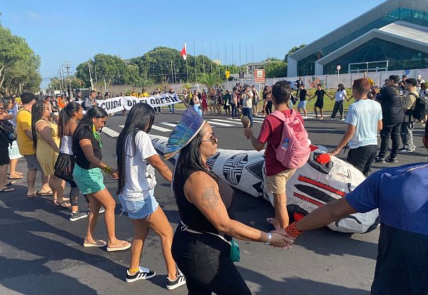Aktivisten tanzen, um anlässlich der Weltklimakonferenz #COP30 zu protestieren. - © Torsten Holtz/dpa
