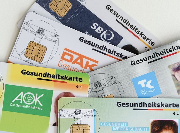 Viele gesetzlich Versicherte müssen 2025 höhere Beiträge zahlen. - © Jens Kalaene/dpa