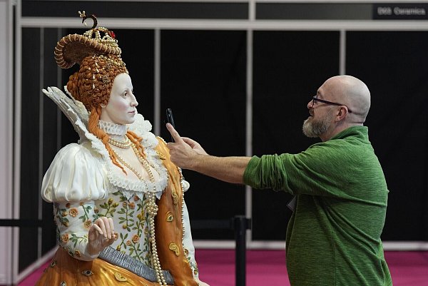 Die Backmesse präsentiert verschiedenste Kunstwerke - darunter einen Kuchen, der Königin Elizabeth I. zeigt. - © Jacob King/PA Wire/dpa
