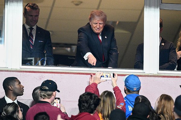 US-Präsident Donald Trump kam etwas verspätet im Stadion an. - © Nick Wass/FR67404 AP/dpa