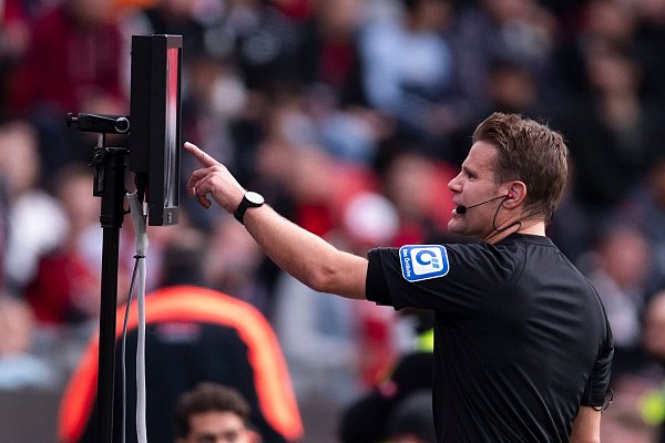 Schiedsrichter Felix Brych bei einem VAR-Eingriff. - © Marius Becker/dpa