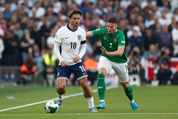Die Iren kämpften, aber die Engländer siegten zum Start der Nations League. - © Peter Morrison/AP/dpa