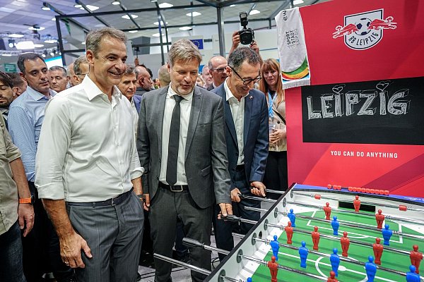 Lockere Stimmung am Kickertisch - © Kay Nietfeld/dpa
