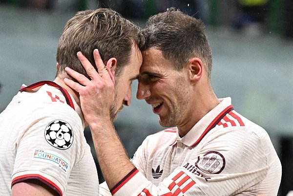 Harry Kane (l) freut sich mit Leon Goretzka über die Bayern-Führung. - © Sven Hoppe/dpa