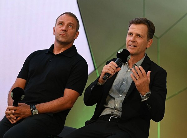 Das DFB-Duo Oliver Bierhoff (r) und Hansi Flick gibt es nicht mehr. - © Arne Dedert/Deutsche Presse-Agentur GmbH/dpa