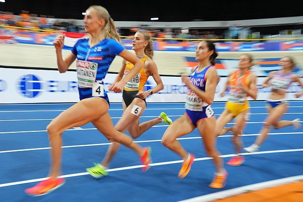 800-Meter-Läuferin Majtie Kolberg (Zweite v. l.) ist im Vorlauf überraschend ausgeschieden. - © Peter Dejong/AP/dpa