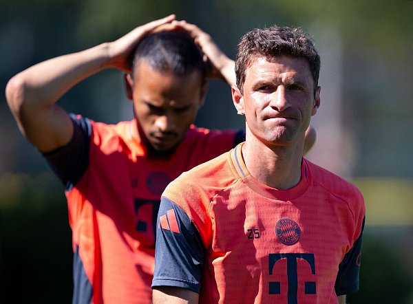 Für Thomas Müller (r) und Leroy Sané muss Ersatz her. - © Sven Hoppe/dpa