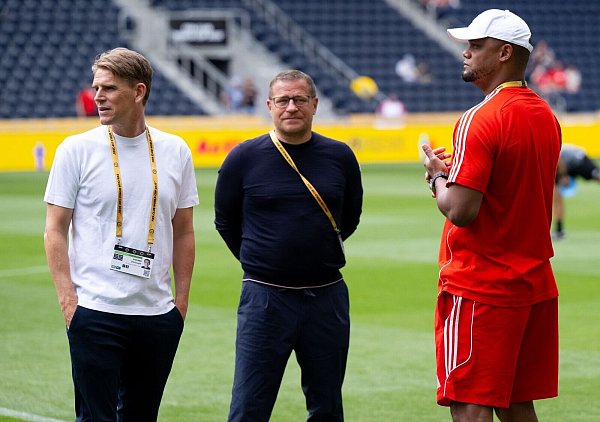 Viele Transferfragen müssen Trainer Vincent Kompany (r), Sportvorstand Max Eberl (M) und Sportdirektor Christoph Freund auch in den USA beantworten. - © Sven Hoppe/dpa