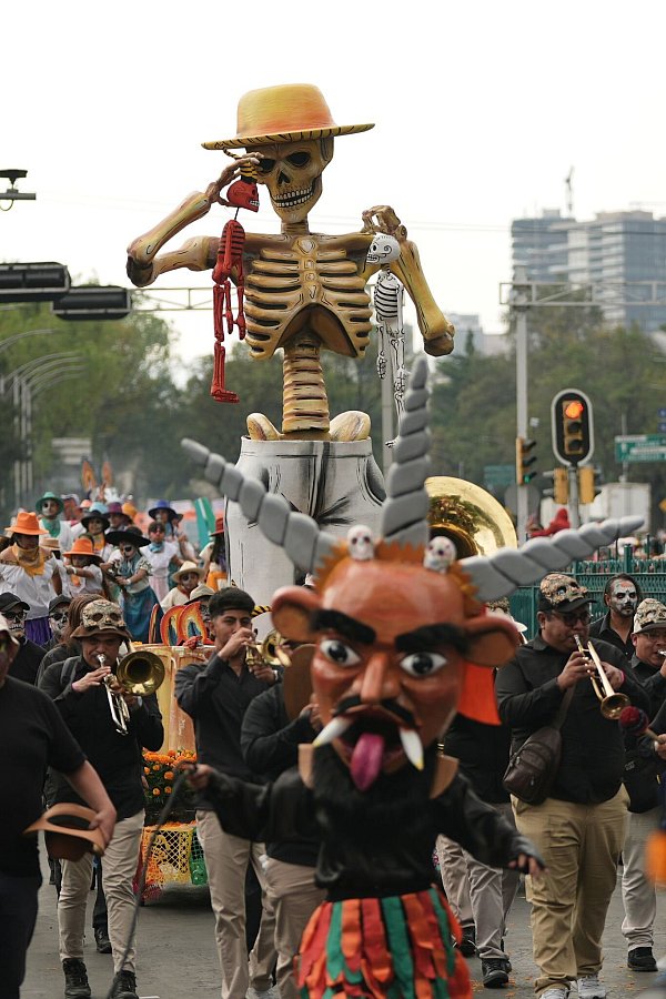 Die Parade ist einem Umzug nachempfunden, der im James-Bond-Film «Spectre» von 2015 zu sehen war. - © Claudia Rosel/AP/dpa