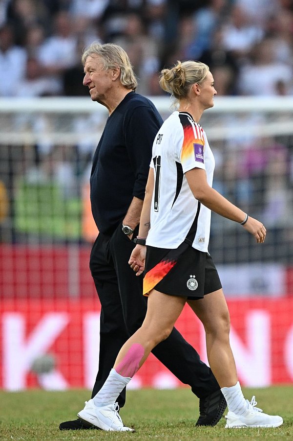 Kopfballungeheuer unter sich: Alexandra Popp und Ex-Nationalcoach Horst Hrubesch. - © Sebastian Christoph Gollnow/dpa