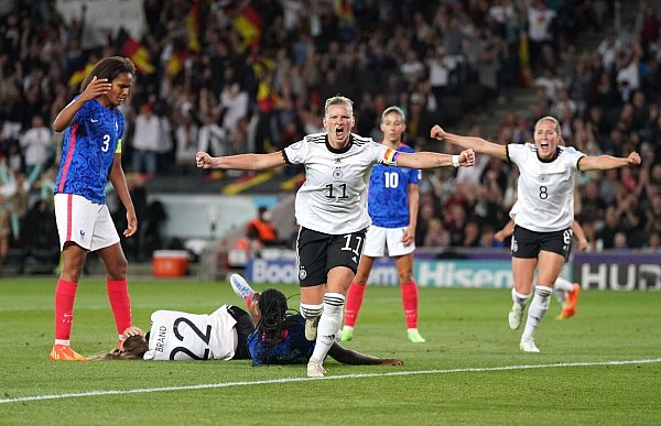 Gegen Frankreich liefert Alexandra Popp im EM-Halbfinale 2022 eine Gala-Show. - © Nick Potts/PA Wire/dpa