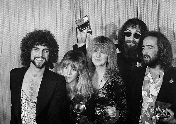 Lindsey Buckingham (l-r), Stevie Nicks, Christine McVie, Mick Fleetwood und John McVie, Mitglieder der Rockgruppe Fleetwood Mac, posieren mit ihrem Grammy Award für das Album des Jahres «Rumours». - © Richard Drew/AP/dpa